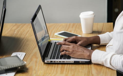 如何在Windows 10中找到开机画面的设置位置？