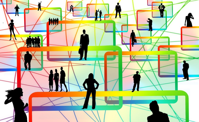 可以同时将一个域名配置到多个CDN服务上吗？