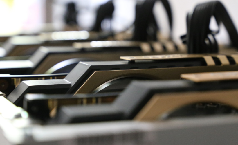 如何调整主板设置以优化集成显卡性能？