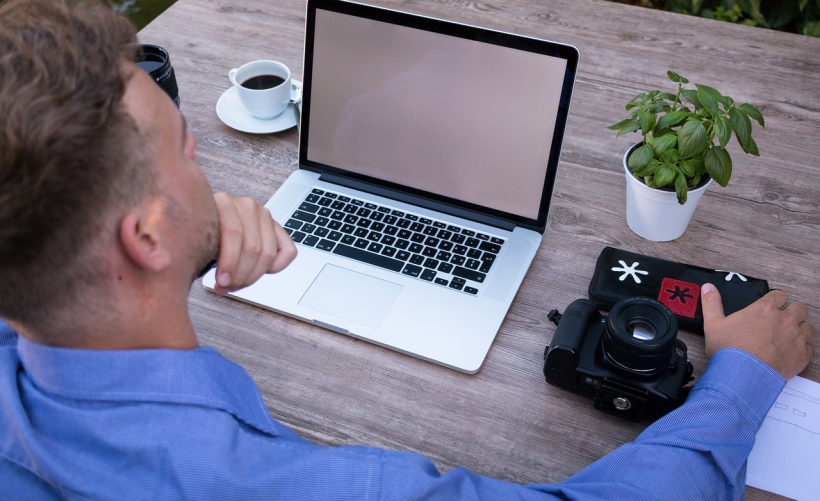 如何正确启动戴尔灵越14笔记本电脑？