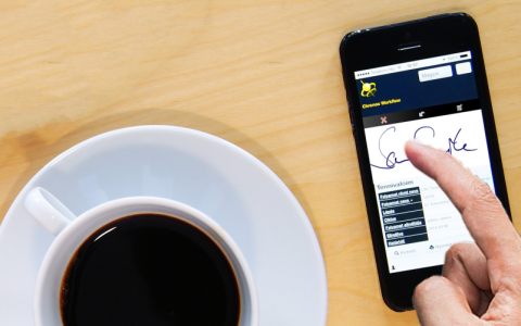 在重新安装操作系统时，应该在哪个步骤移除U盘？