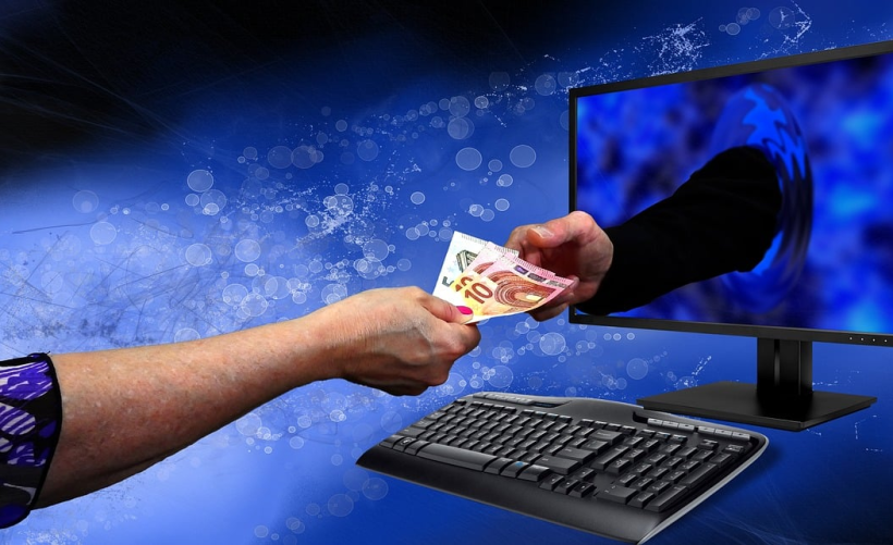 在Windows 7中，IIS服务器通常位于哪个位置？