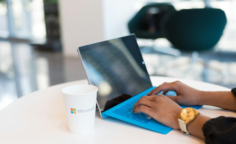 如何在Windows 7中查看电脑名称？