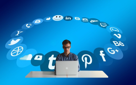 是否应该在CDN链接的CSS文件后添加版本号以促进缓存失效？