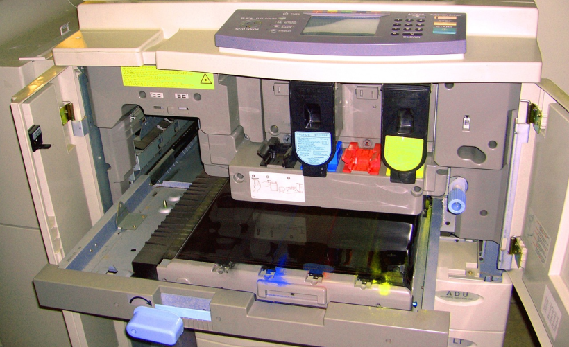 如何正确清理P5021CDN打印机的废粉？