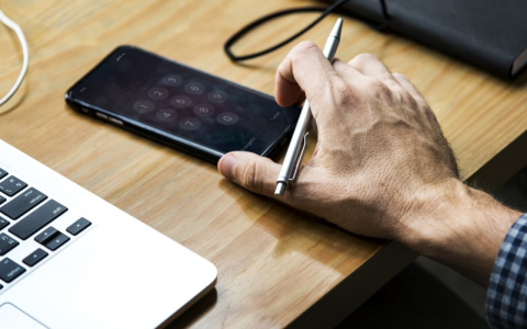 哪个更昂贵，企业级CDN服务还是传统运营商宽带连接？