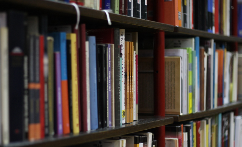 一只孔雀如何巧妙地溜进了高校图书馆？