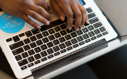 服务器性能不佳时，使用CDN是否能有效提升网站响应速度？