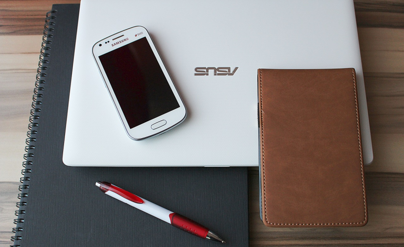 如何正确使用京瓷M5021CDN打印机的手动拖盘？