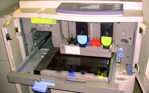 如何为兄弟3150cdn打印机正确添加碳粉?