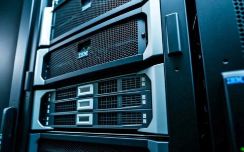 IBM服务器开机没反应，电源灯也不亮，该如何进行故障排查？