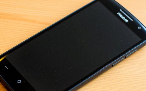 Nexus 4按开机键没反应黑屏，教你如何强制重启救活它？