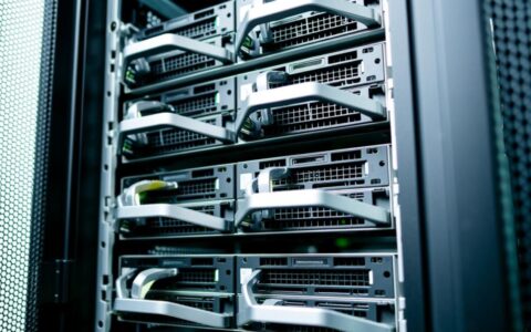 哪些外部硬件能显著提升服务器的整体性能？