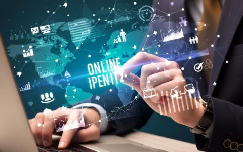 一个虚拟主机如何绑定域名，才能开设多个子网站？