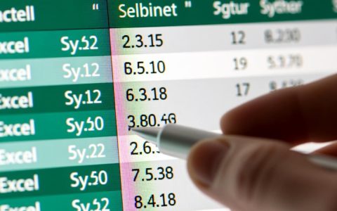 如何筛选两列数据库中不重复的数据的具体方法是什么？