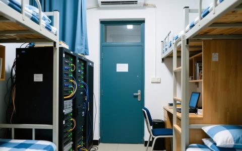 大学寝室服务器能用来做什么？普通人怎么搭建？