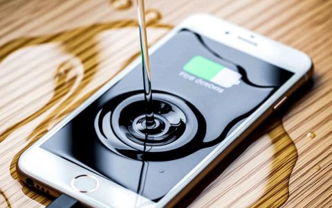 iPhone进水后无法充电，是手机损坏还是充电问题？维修难度与费用几何？