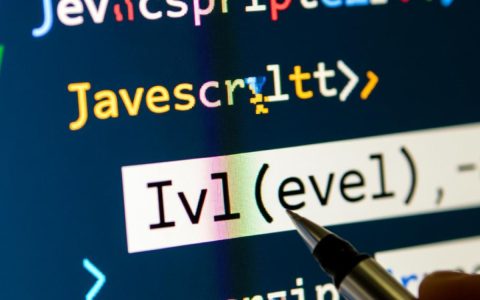 JavaScript中使用eval函数时如何有效控制报错和异常处理？
